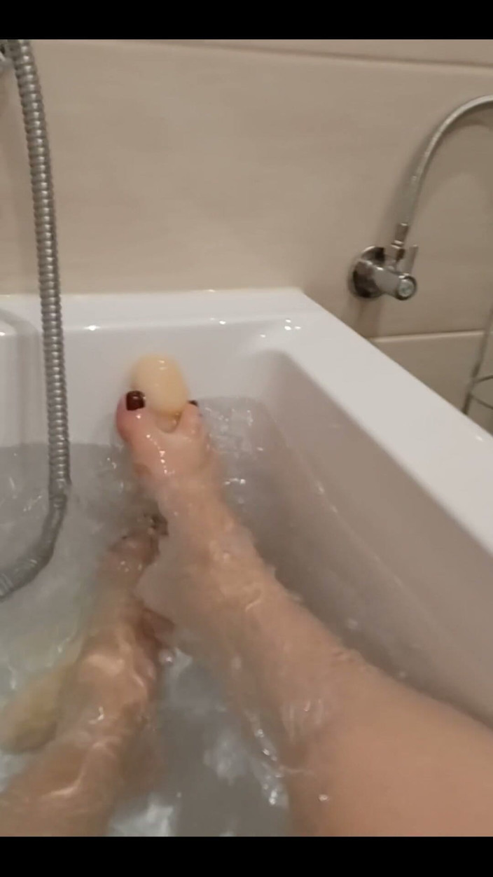 Dominatrix Miss Patricia Stark: Jour 1. J’attends sexy jusqu’à ce que je finisse mon bain...