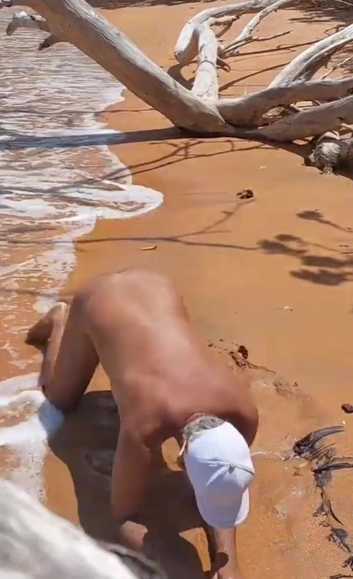 Ladysilvas: Ladysilva Crossdresser chce nevlastního otce v zadku na pláži