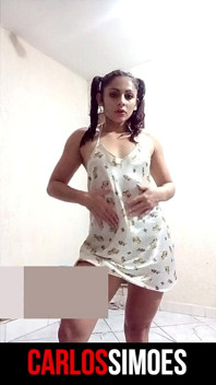 Morena gostosa se exibindo na cam