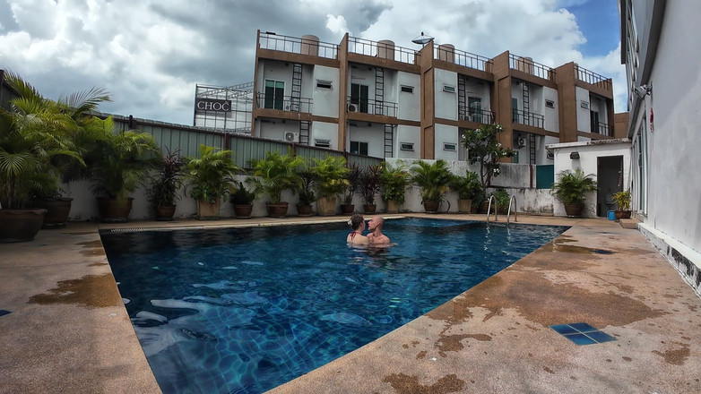 SkinnyWithAHugeDick: Sfw chơi trong hồ bơi của chúng tôi