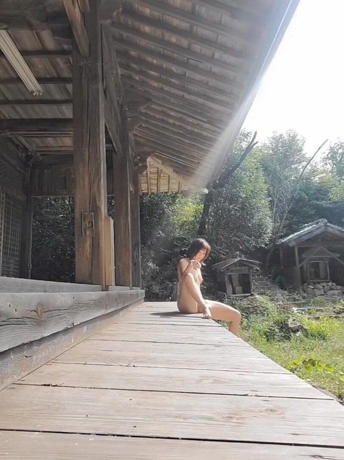 Mayumi Kanzaki: Одного літнього дня доросла жінка була голою і влаштовувала зйомку на вулиці