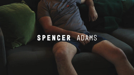 Spencer Adams: Brit Bear honí na pohovce, střílí náklad přes sportovní top...