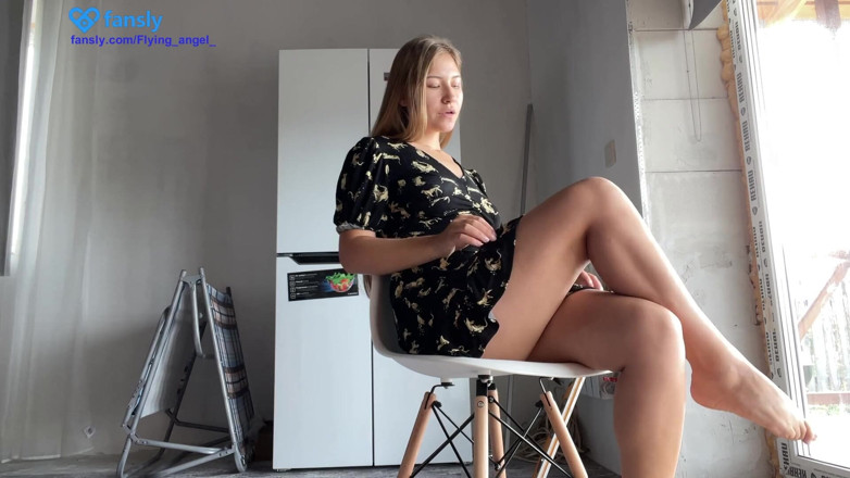 Stacy_via: Bahçıvanı baştan çıkarıyor. Mastürbasyon ve fışkırtma. Tam bana bakıyor!