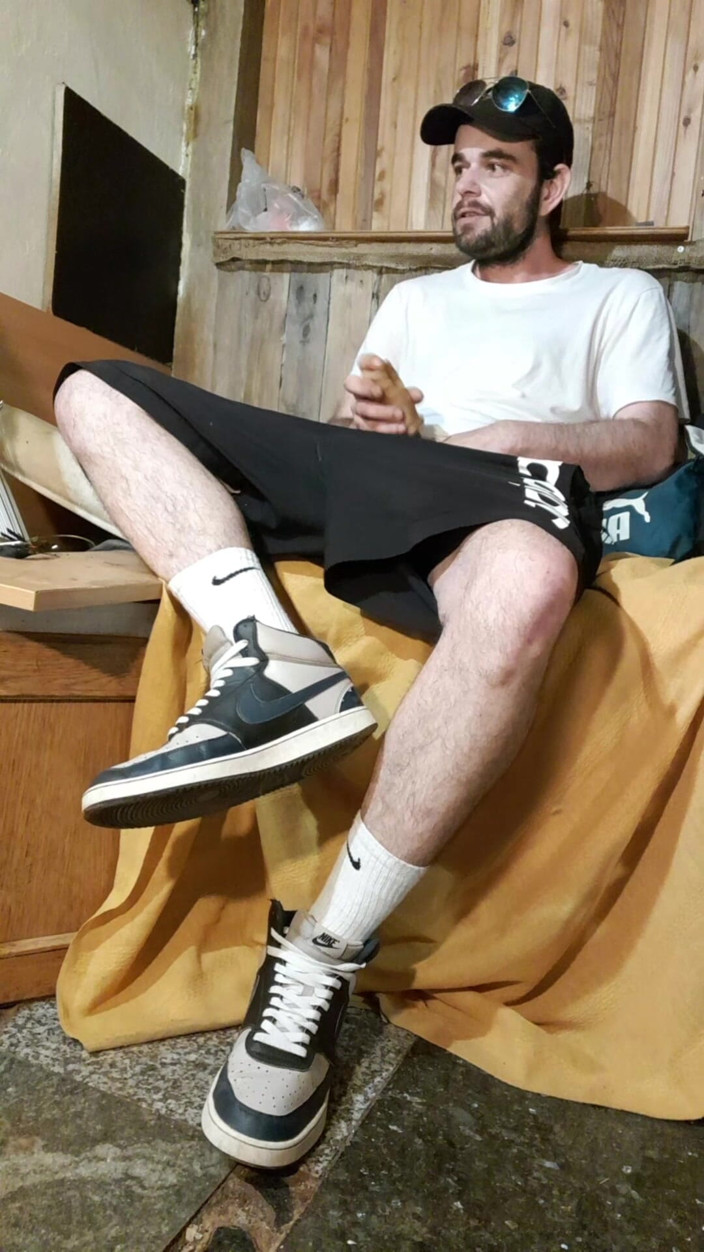 jerkofflover: In Nike-sneakers