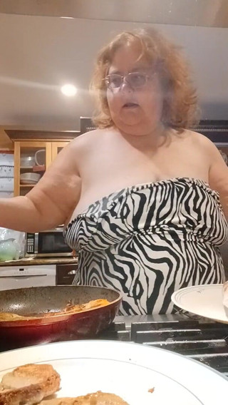 BBW nurse Vicki adventures with friends: Приготовление свиных отбивных на ужин и засвет, как я готовлю