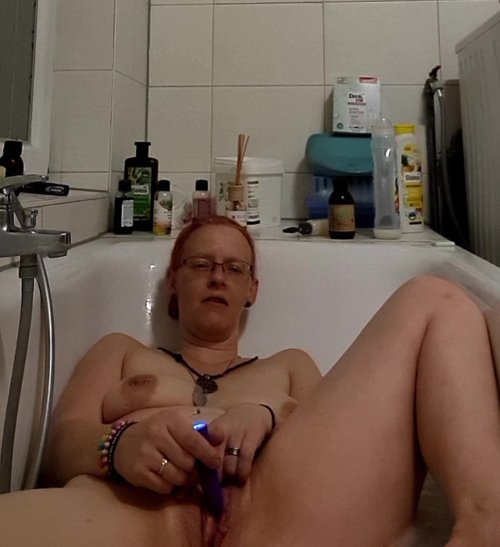 KittieNoOne: Masturbazione sapiente in vasca con Kittienoone POV