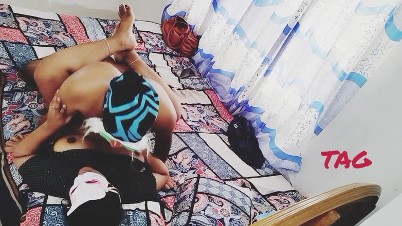 Teensex: Stor röv flickvän går med på att dela säng med...