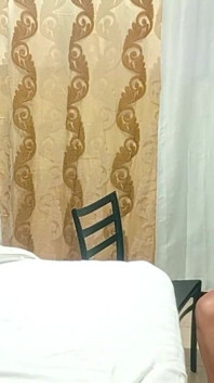Alla matrigna piace guardare la mia ragazza e la mia sorellastra succhiare il cazzo
