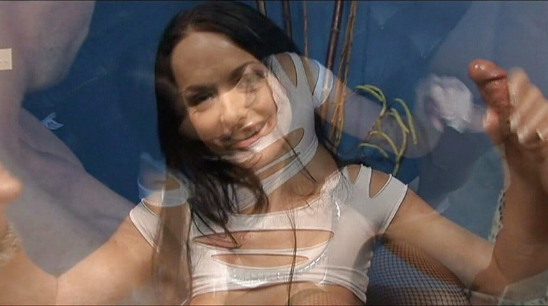 Hot Girlz: Tengere brunette is zo goed in handjob en je kunt...