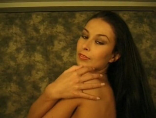Flash Model Amateurs: Hete brunette gaat naakt voor de camera