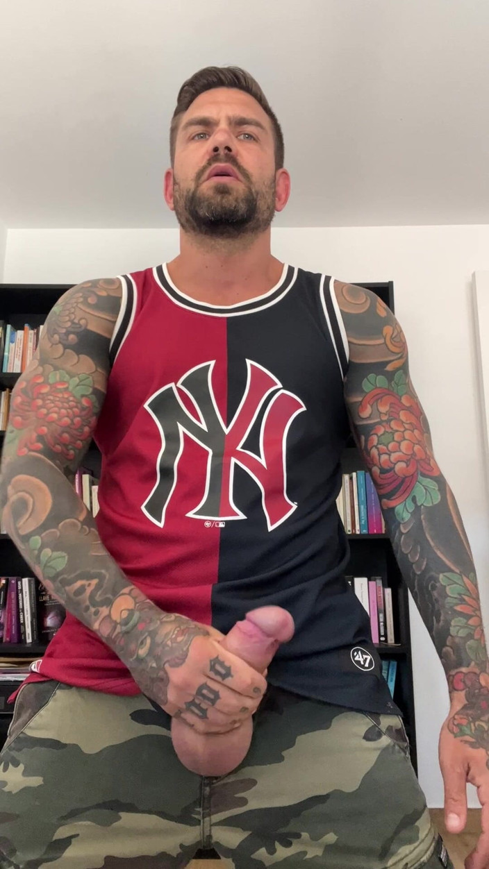 Juan Lucho Gay: Tatuowana słomka chulazo w ubraniu