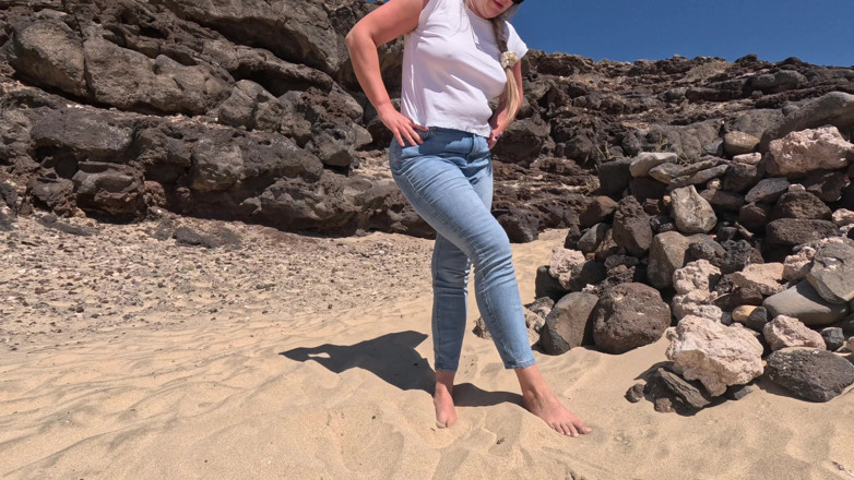 Emma Voyeur: Casual Beach Pișat - Blugi umezirea în aer liber