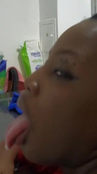 À la house party, une salope noire se fait baiser en bas dans la buanderie du sous-sol du propriétaire - mastermeat1