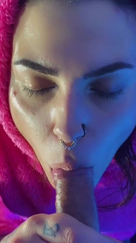 Femboy i pyjamas mjölk från BBC