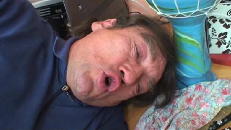 My porn family: Mladá dívka přistihne svého nevlastního bratra při sledování porno filmu...
