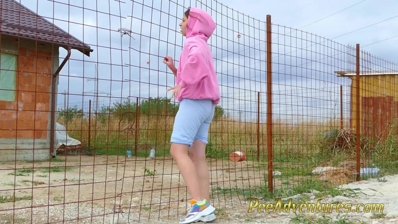 Pee Adventures: Chica hipster desesperada tratando de orinar