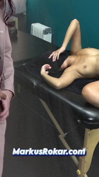 Marito che guarda il massaggiatore scopare sua moglie - massaggio cornuto