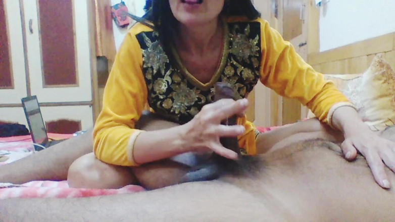 Bolly Karma: Il mio amico mi ha parlato di questa troia sexy