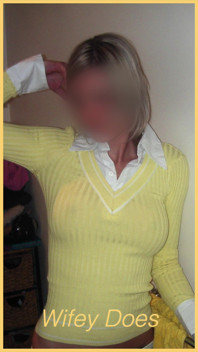Ma femme a l’air incroyable dans cette chemise sexy sans soutien-gorge