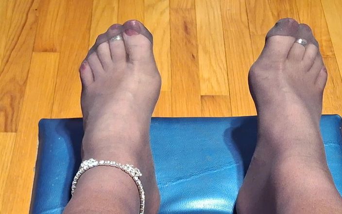 Victoria Lecherri: Kamu suka banget sama kaki, kaki, atau stoking?
