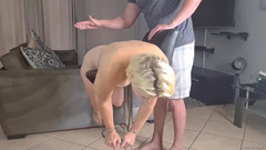 domslutfucker: 옅은 피부의 금발의 엉덩이를 때리기