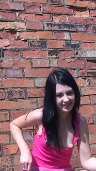 Nettes teen lolly zeigt im freien ihre kleinen titten und muschi