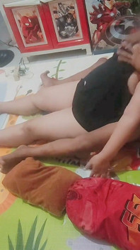 부끄러운 여자는 외롭습니다. 낯선 을 그녀의 집에 초대