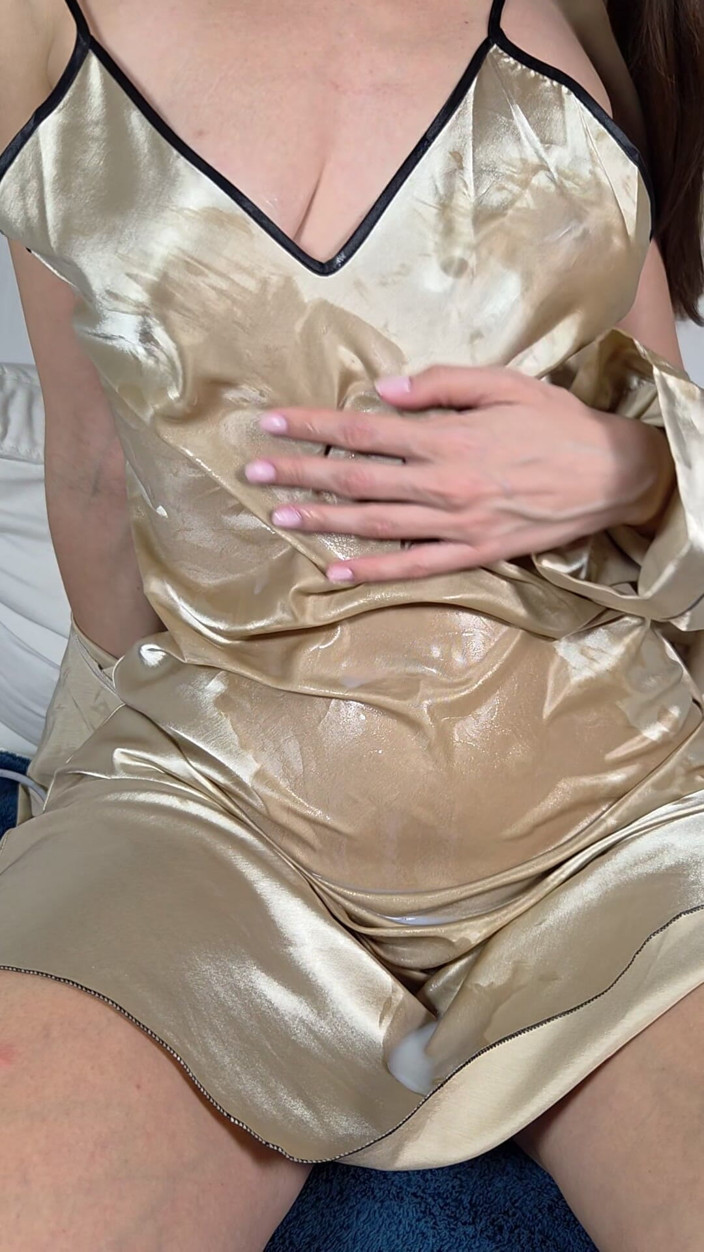 Nipple Stock: แช่ผ้าซาตินนั่นด้วยยิงน้ําเงี่ยนครั้งใหญ่ของคุณ