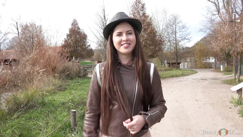 Teen Mega World: Pasangan menembak orgasme bersama di kamera