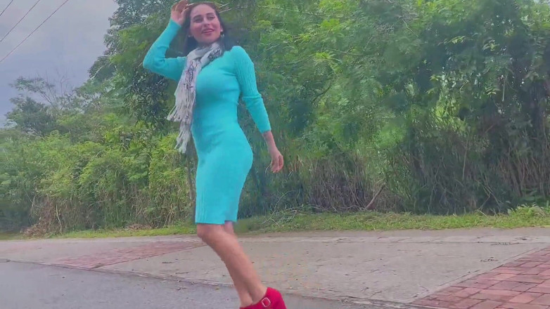 Jenifer Play: Vado a fare una passeggiata e un ragazzo della strada...