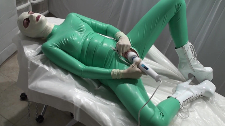 Latex Danielle: Lateks Danielle bersantai di ambulans