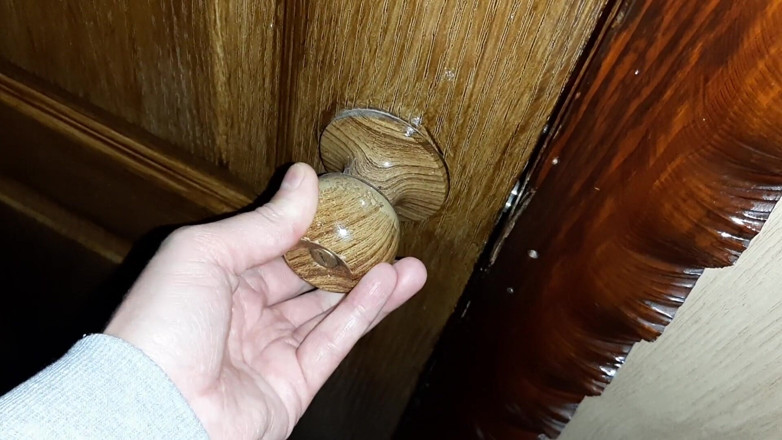 Lesbian-illusion: Ho sentito gemiti dal bagno e spiato la mia sorellastra