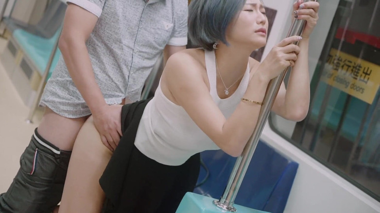 Asian Milfs n Teens: Cena com gata asiática com tesão no metrô - Perv Milfs...