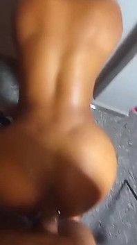 kursi par kothri ke bagal men uski dhili malaeedaar gand ko choda