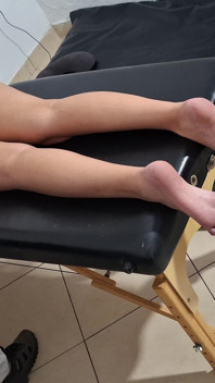 Masaj relaxant la spate cu o lumânare fierbinte. SFW