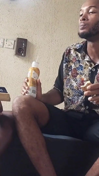 Il tassista bianco seduce il commerciante teenager africano con le favori dei trasporti
