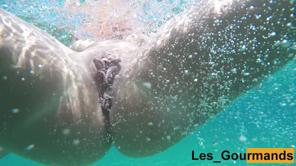Les Gourmands: Mamă sexy se fute cu degetul și mănâncă pizdă în Marea Greciei