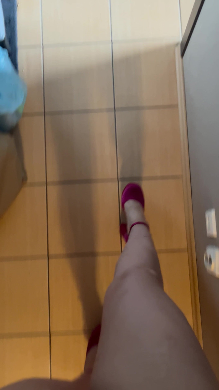 Feet: Звуки ходьбы на высоких каблуках