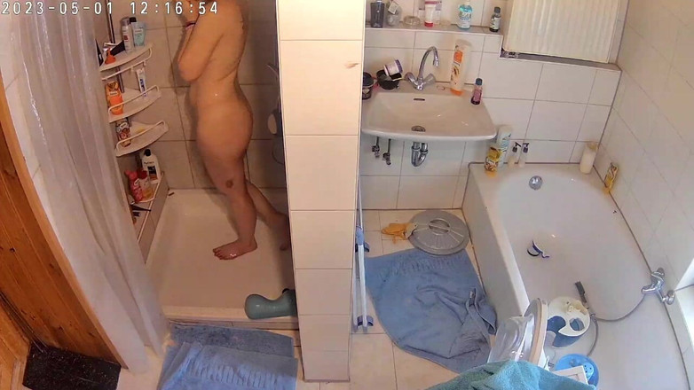 KittieNoOne: Elle se fait prendre à nouveau en train de se masturber...