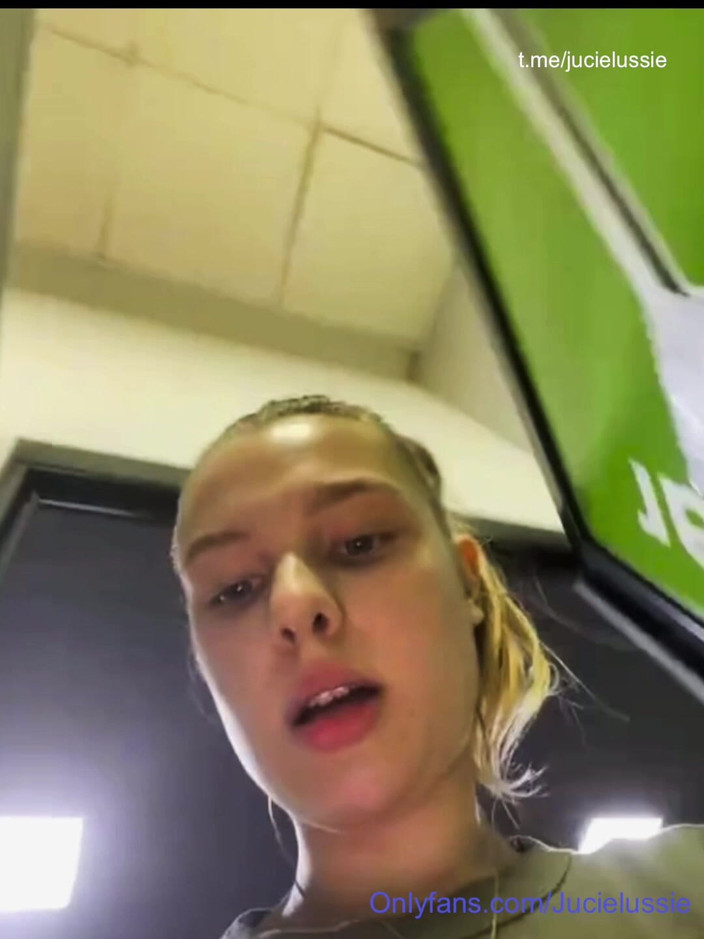 JuiceLussie: Squirting et masturbation à la salle de sport