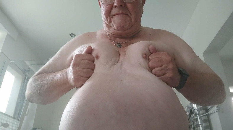 Karlchengeil: Keseronokan melampau untuk puting saya