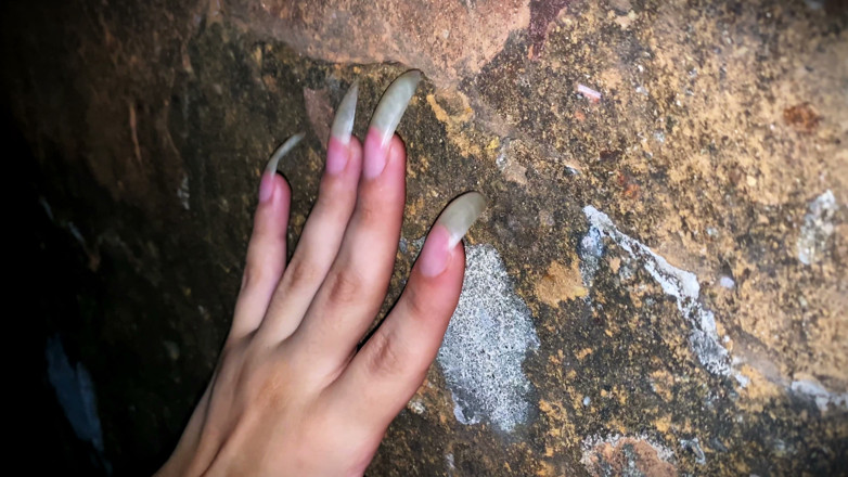 Goddess Li: svamini li raat men apne vishaal prakritik naakhoonon ke saath