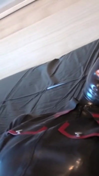 Latex Danielle masturbeert in een catsuit van het leger