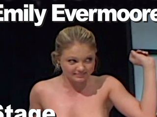 Edge Interactive Publishing: Emily Evermoore在舞台上脱衣服并撒尿