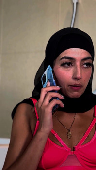 Hidžáb Aaliyah Yasin dostane velké černé péro do svého hotelového pokoje