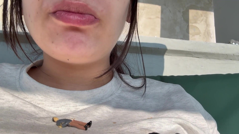 AmayaMori: 자이언트 소녀 칩의 가방에 작은 남자를 발견하고 놀라게하지만, 그녀는 작은 먹는다