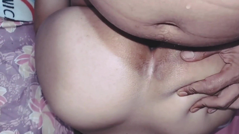 Pasutri indo: 我操了我的继女，直到她感觉良好