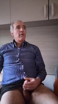 Я повинен піти на вечерю, але спочатку я дрочу свій жорсткий член