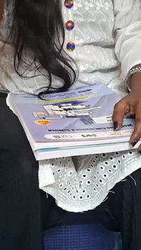 Ragazza Della Scuola Indiana Scopa Il Suo Insegnante per Ottenere Dei Segni