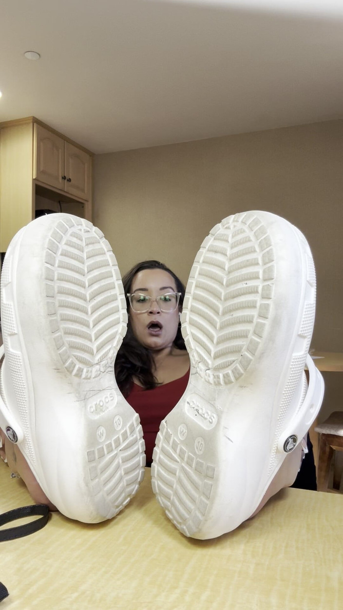 Tan feets: Step moms puzzolente croc rimozione suole promontate francese pedi